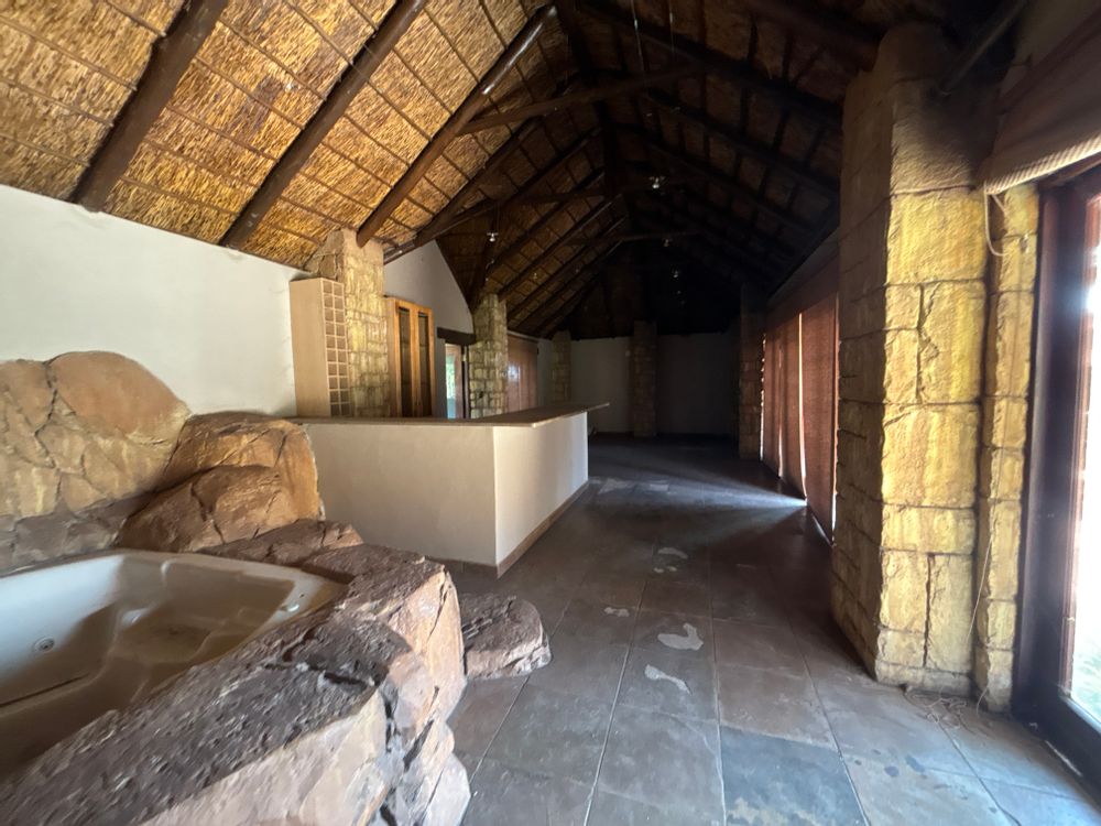 Inside of lapa with lounge, jacuzzi and built in bar