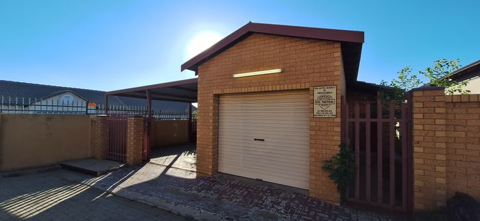 3-Bedroom Townhouse in South View To Rent with Garage, Garden, and Wendy House.