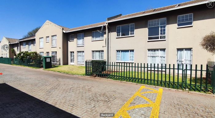 Ravenswood Townhouse For Sale: 3 beds, 1 bath, pools, secure complex, prime location.