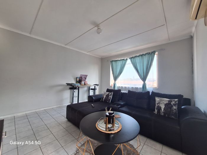 Glenwood Flat To Rent: 1 bedroom, open plan living, near amenities, prepaid utilities.