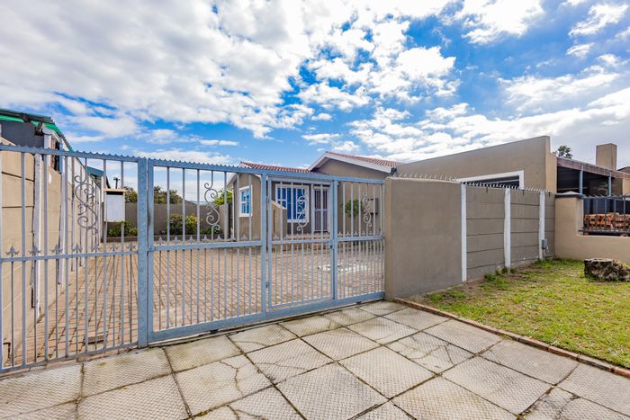 For Sale: House in Parow Valley with granny flat, ample parking, and spacious layout.
