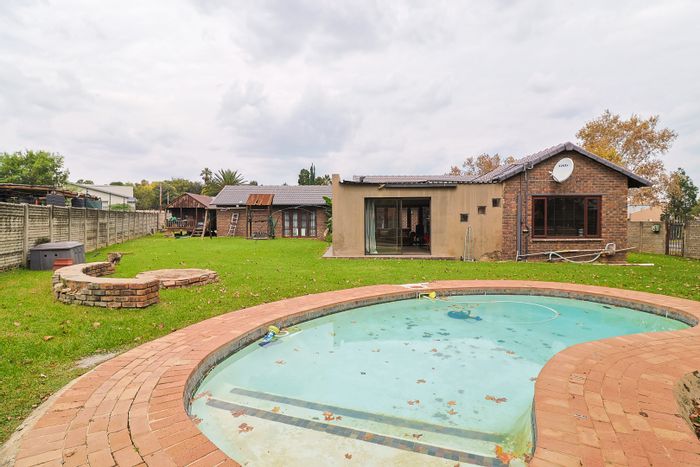 Brackendowns House For Sale: 4 beds, pool, flatlet, auction starting R1.65M.