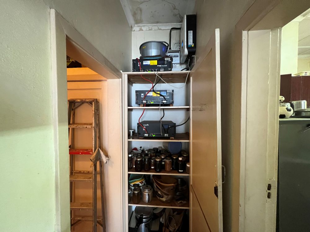 Solar inverter & batteries