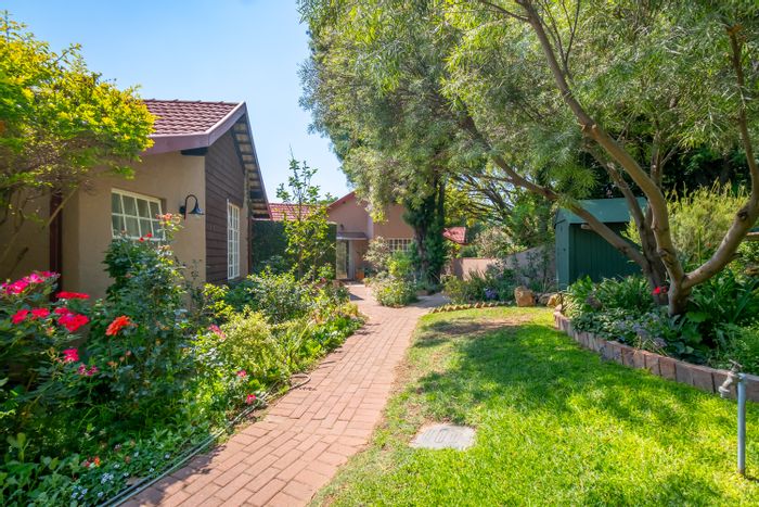 Hurlingham Retirement Village For Sale: 2-bed unit, pool access, secure community.