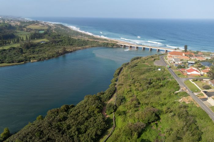 House for Sale in Umkomaas Central: 3 beds, flatlet, river views, spacious outdoor area.