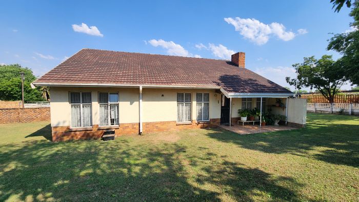 Heidelberg Central House For Sale: Spacious home with versatile layout and ample parking.