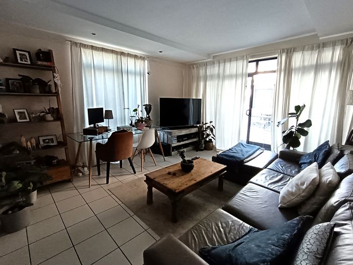 West Beach Apartment To Rent: 2 beds, 2 baths, garage, steps from beach.