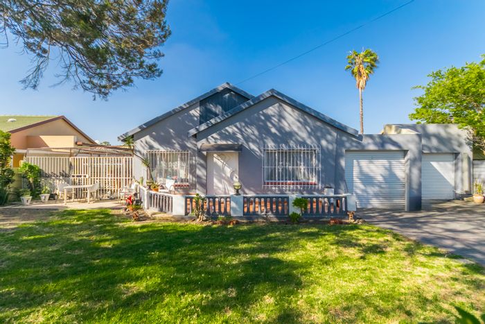For Sale: House in Florida Lake with pool, garage, and entertainment area.