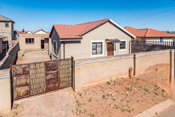 For Sale: House in Protea Glen with 3 bedrooms, open-plan living, and rental potential.
