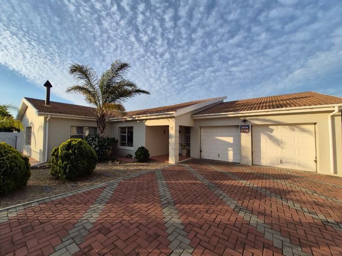 For Sale: Spacious 4-bedroom house in Langerug with office, braai area, and garden.