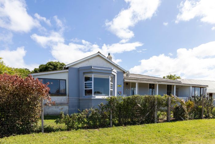 For Sale: East Bank house with 4 bedrooms, large yard, and rainwater system.