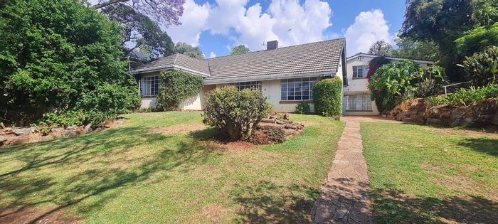 Linksfield House To Rent: 3 beds, pool, study, garden, parking included.