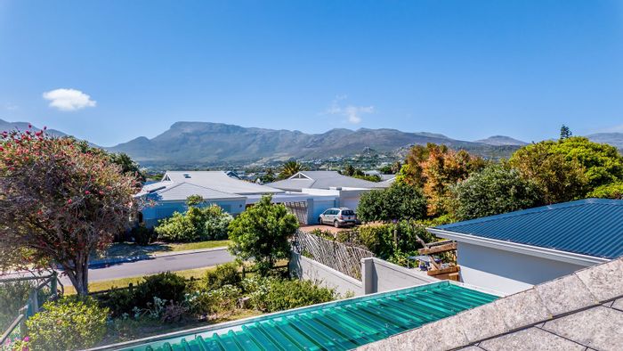 For Sale: House in Lake Michelle Security Estate with garden, garage, and nature trails.