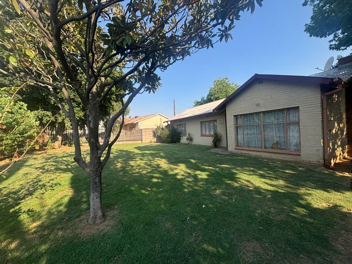 For Sale: House in Witbank Ext 8 with flat, garage, and spacious lot.