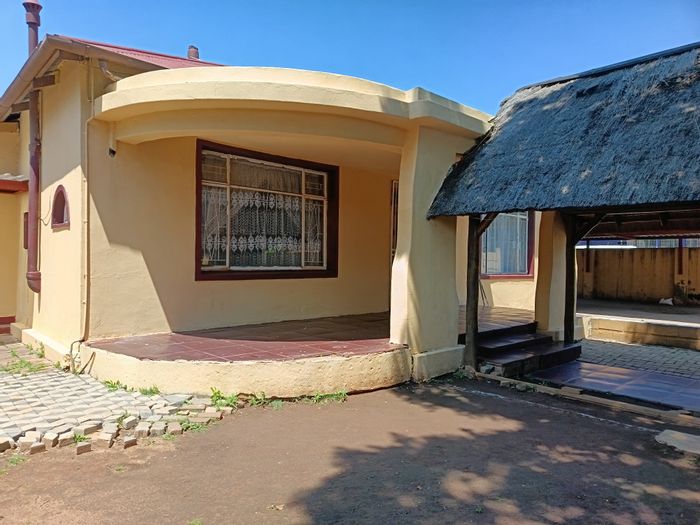 Dual homes on one stand in Brakpan Central, ideal for families or investors.