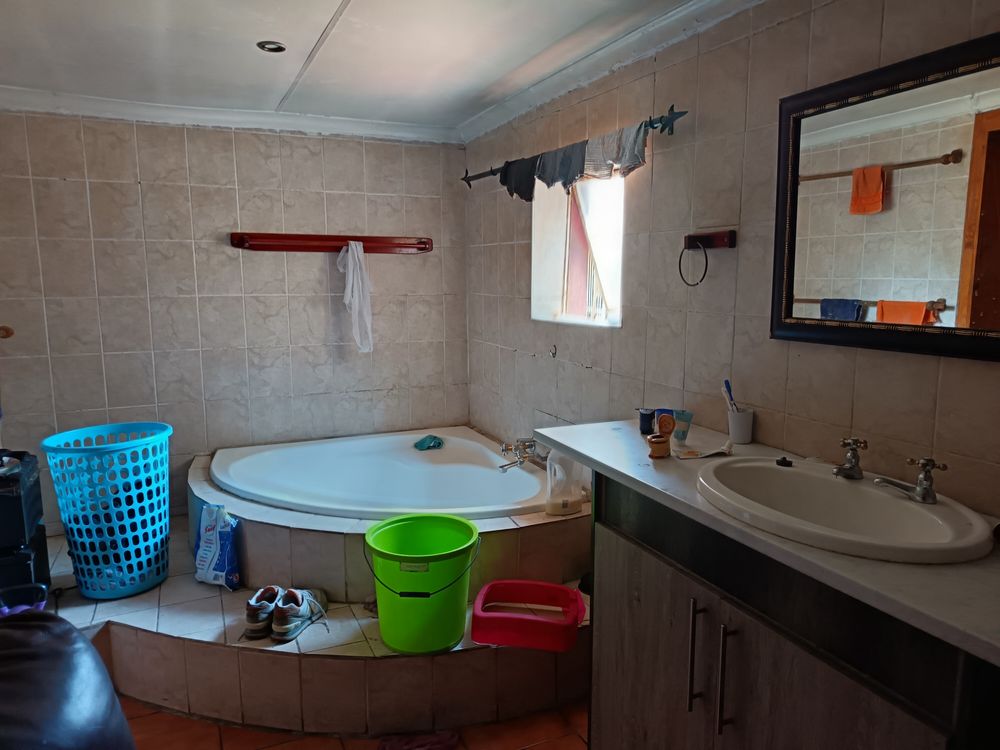 2nd house en-suite bathroom