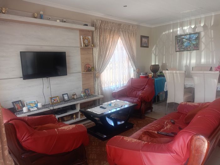 3-Bedroom House for Sale in Vanderbijlpark CE7 with garden and secure parking.