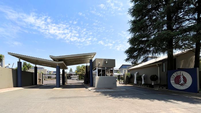 Brentwood Apartment For Sale: 2-bed, pool access, 2 parking bays, great location.