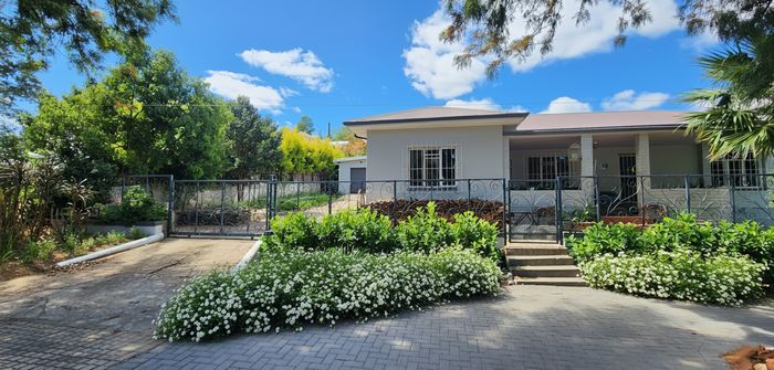 Charming 3-bedroom house in Swellendam Central with solar setup and outdoor entertainment. For Sale.
