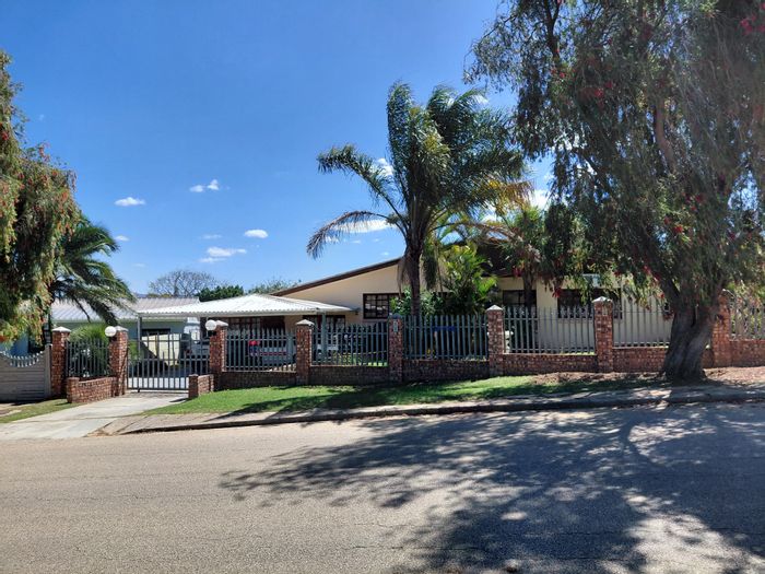 For Sale: House in Fairbridge Heights with pool, flatlet, and entertainment areas.