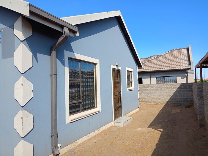 3-bedroom house for sale in Vanderbijlpark CE 4 with pet-friendly yard and security.