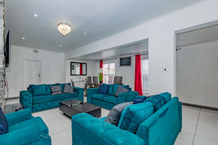 For Sale: House in Vasco Estate with 5 bedrooms, granny flat, pool, and security.