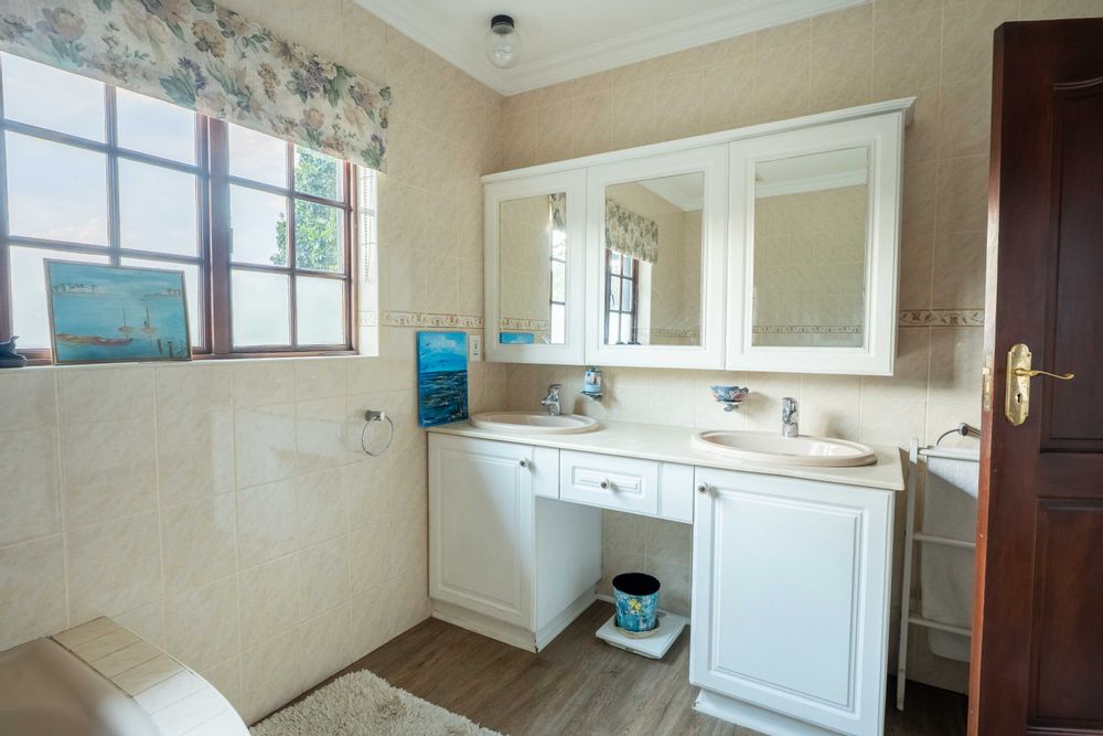 Main Bedroom - En-suite Bathroom