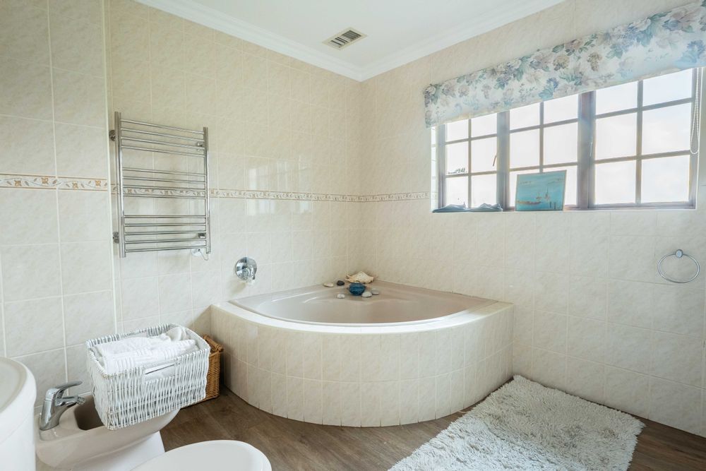 Main Bedroom En-suite Bathroom