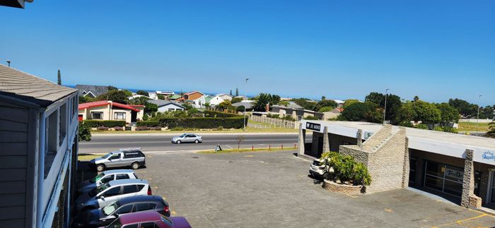Kleinmond Central Townhouse For Sale: 2 beds, braai area, sea views, parking.