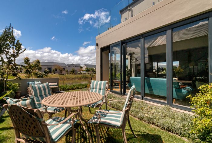 For Sale: House in Aan De Wijnlanden with solar panels, balcony, and double garage.