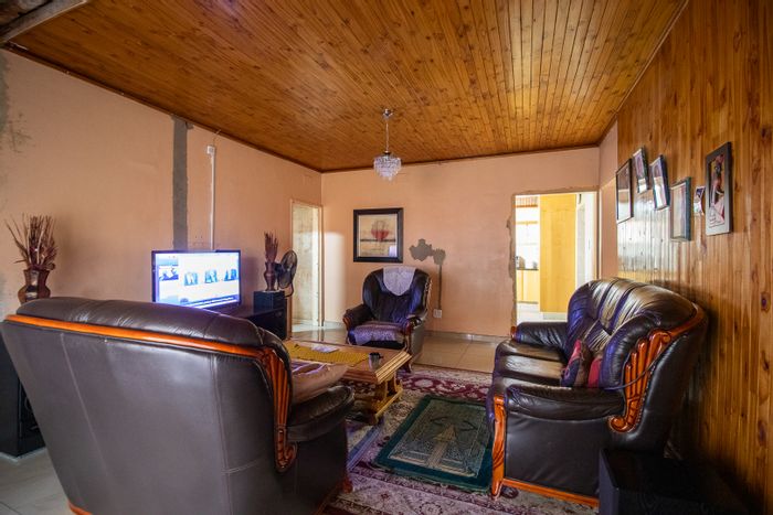 3-Bedroom House for Sale in Vanderbijlpark CW 1 with Spacious Yard and Storage.