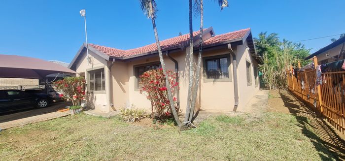 3-Bedroom House For Sale in Louis Trichardt Park with garden, security, and solar power.