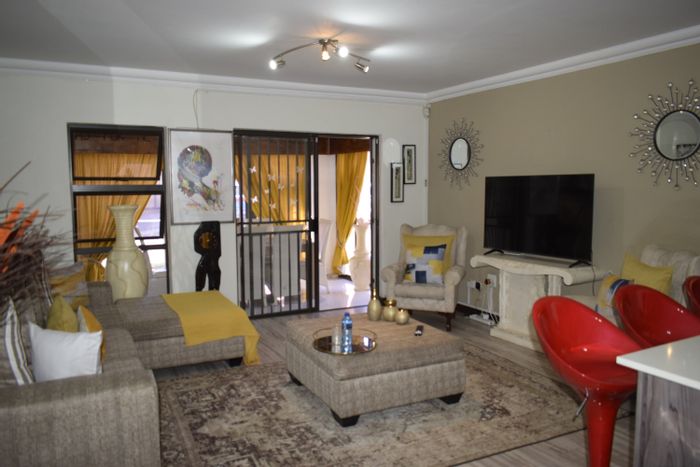 For Sale: Townhouse in Comet with 3 bedrooms, open-plan kitchen, and enclosed patio.