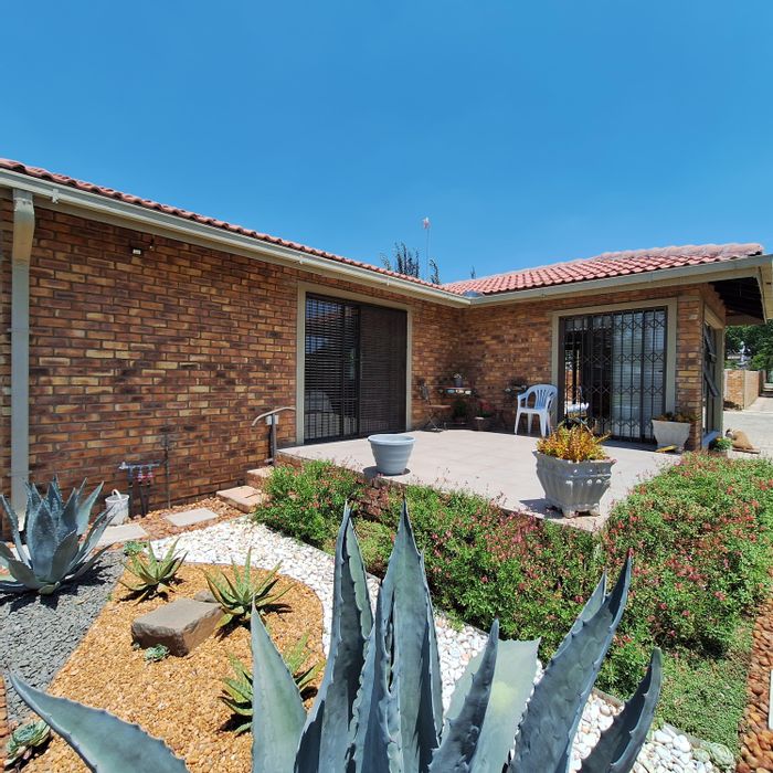 Frankfort Central House For Sale: 3 bedrooms, courtyard, braai area, double garage.