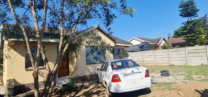 3-Bedroom House For Sale in Louis Trichardt Central with outdoor space and parking.