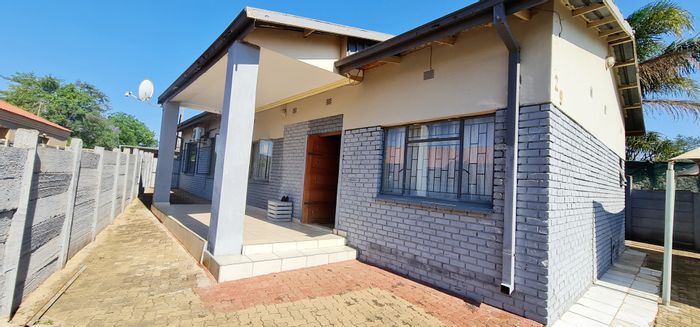 For Sale: House in Louis Trichardt Central with rental rooms, water tanks, and spacious grounds.