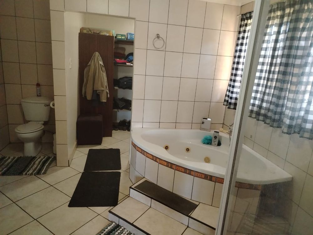 En-suite full bathroom