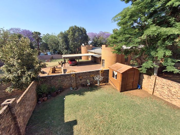 For Sale: 3-Bedroom Townhouse in Karenpark with garden, garage, and secure complex.