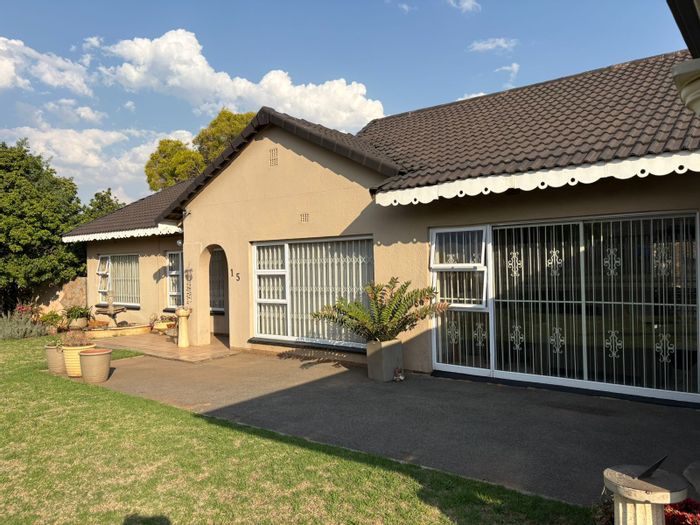 For Sale: 3-bedroom house in Elspark with open-plan living and covered parking.