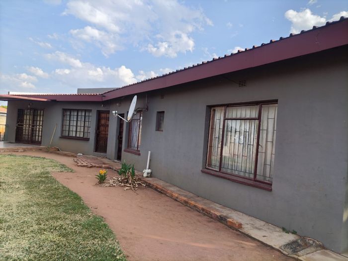 For Sale: House in Rustenburg Central with 10 flatlets, rental income potential.