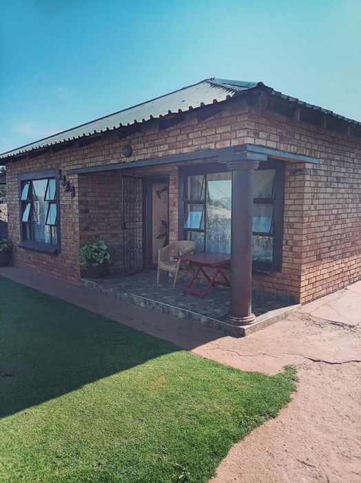 3-Bedroom House in Promosa For Sale with Garage, Parking, and Development Potential.