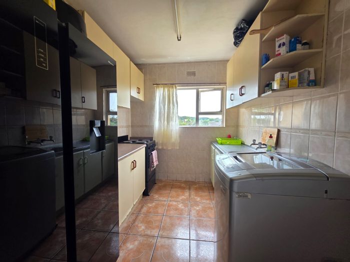 Spacious 3-bedroom apartment in Brackenham, For Sale with covered parking.