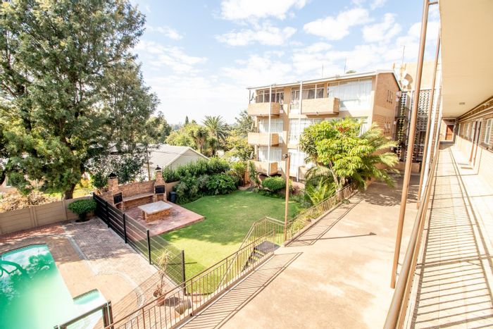 Edleen Townhouse For Sale: 2 bedrooms, communal pool, secure parking, excellent security.