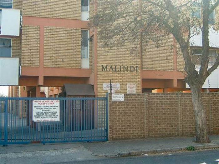 1-Bedroom Flat For Sale in Kempton Park Central with Balcony and Parking.