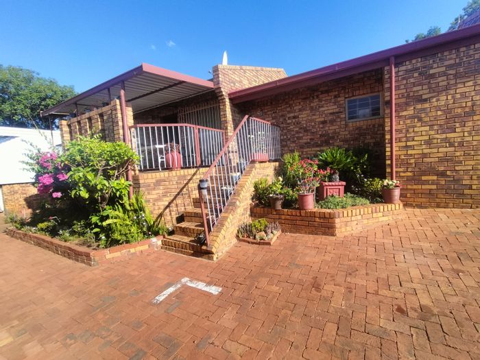 For Sale: Amandasig Retirement Village, 2-bed unit with amenities and security features.