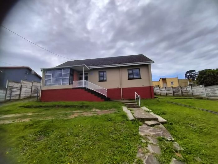 Cambridge House To Rent: 3 Bedrooms, air-conditioned lounge, spacious kitchen, parking available.