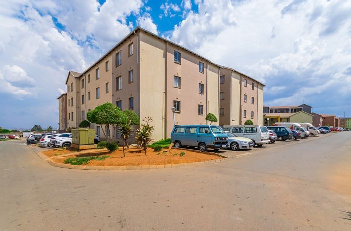 Ground floor apartment in Jabulani with parking, near amenities and schools. For Sale.