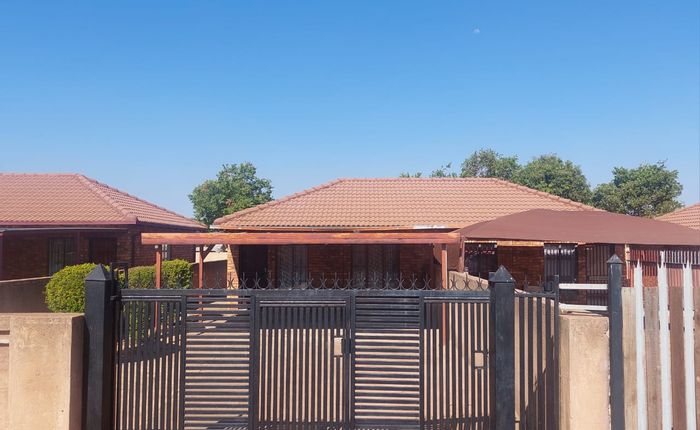2-Bedroom House For Sale in Soshanguve Ext with Double Carport and Security.