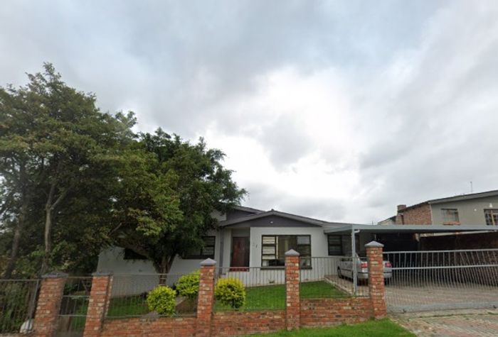 Manor Heights House To Rent: 3 Bedrooms, flat, pet-friendly, large yard, parking.