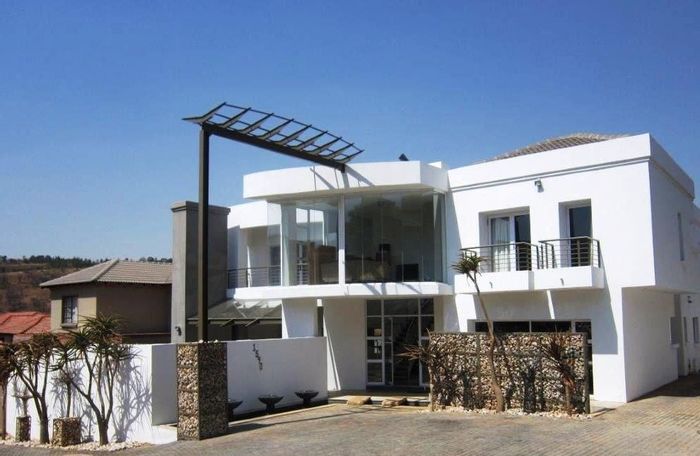 For Sale: Spacious 5-Bedroom House in Waterkloof Ridge with 6 Bathrooms and Parking.